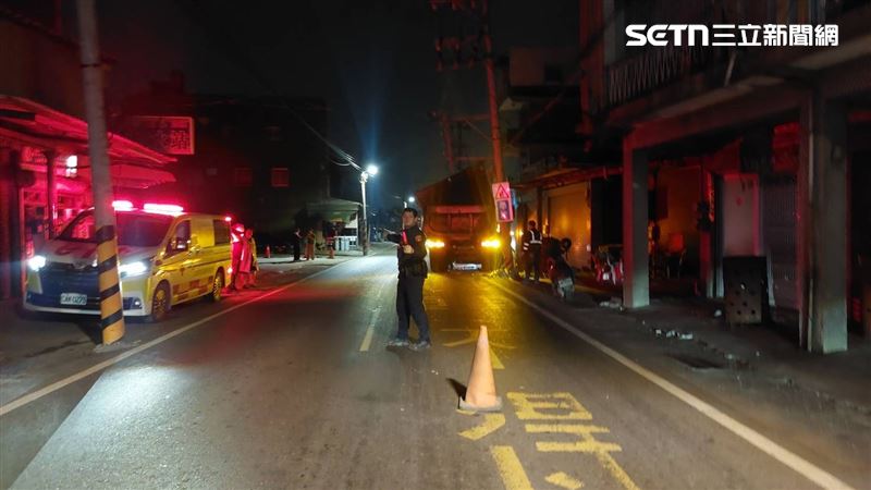 肇事曳引車波及民宅，險衝撞入內。（圖／翻攝畫面）