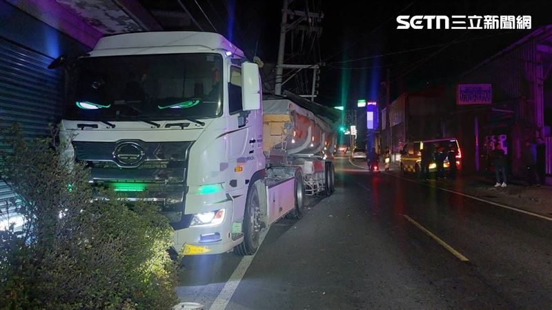 曳引車嚴重事故!電桿剝皮…抓包運將違規