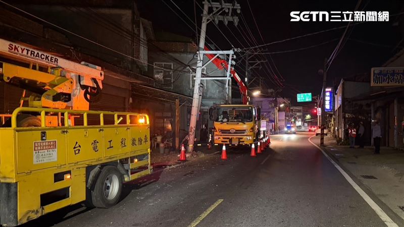 遭撞電桿幾乎被撞斷，只剩裸露鋼筋勉強支撐。（圖／翻攝畫面）