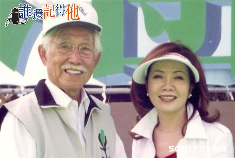 談及辜寬敏的感情世界，不少人都形容他是花花公子，辜自己也不否認，但知己林尊賢透露，辜曾告訴他，雖然別人眼他很花，但從不會同時交往很多女性，以現代的說法就是，辜寬敏不是會「劈腿」的人，因為對他來說太麻煩也太對不起人家了！圖為辜寬敏與第二任妻子王美琇，林尊賢回憶到辜家聚會時，辜不時分享太太在報刊上的文章，甚至自嘲：「我快要被稱為『王美琇的先生』了！」顯見夫妻倆感情相當好。（圖／資料照）