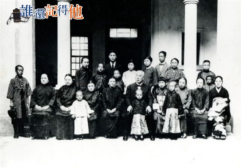 這張照片是辜顯榮一家的珍貴合影，畫面中包括了年幼的辜寬敏與其家人，身為辜家「八少爺」的他，自幼在優渥環境中成長。這張全家福紀錄了豪門家族的鼎盛時刻，也承載了父親辜顯榮對子女「不可忘根、回饋鄉親」的臨終叮囑，成為辜寬敏日後散盡家產、守護台灣土地的生命起點。（圖／資料照）