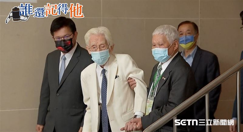 即便年事已高，行動不方便得靠人攙扶，但辜寬敏在自己因癌症倒下前，仍堅持走入人群、親自參與公共事務與公益行動。在林尊賢的記憶中，這份「堅持」是他對台灣最深情的告白；即便體力透支，只要是為了故鄉的尊嚴與未來，他總會挺直腰桿，用最後一絲力氣實踐心中那份浪漫且永不退縮的理想。（圖／資料照）