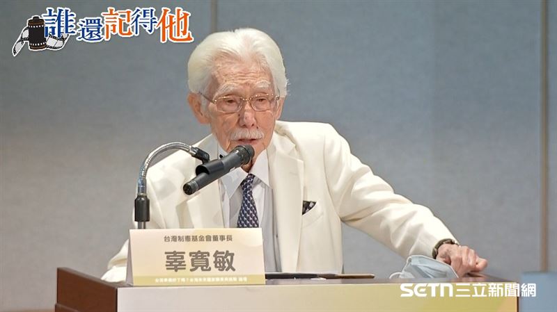 人稱「辜老」的辜寬敏，生前他常常穿著一身筆挺的白西裝出席各大場合。即便晚年白髮蒼蒼、受癌症纏身，他仍堅持以最優雅、精神的姿態亮相，且關心台灣的政治與發展。（圖／資料照）