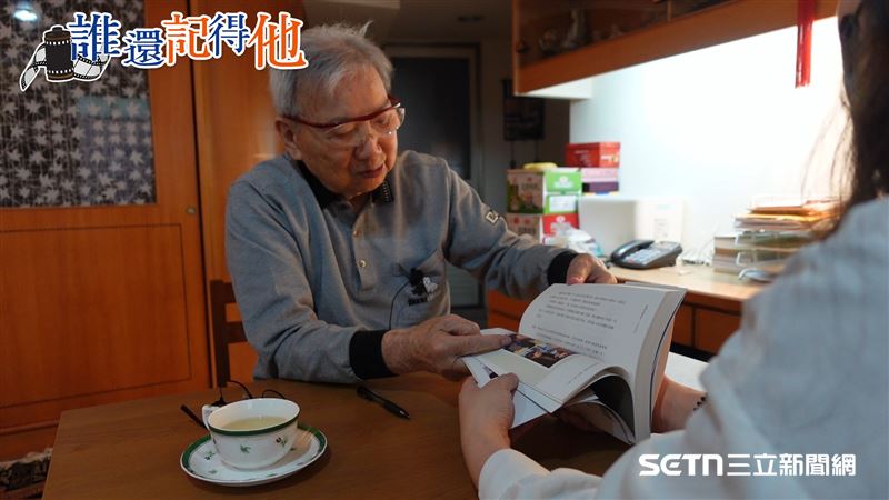堪稱全台最資深的前外交官林尊賢，他向記者分享自己的回憶錄《外交老兵》，並謙虛表示，自己本來沒打算出書，但在眾人支持下，決定將46年的外交戰場風雲、與太太林秀珠攜手走過的歲月，以及與晚年知己辜寬敏的私下點滴紀錄成冊。林尊賢感性地說，希望這些故事能帶給後代子孫些許參考與啟發，讓那份為國家拚搏、為理想執著的精神得以傳承。（圖／記者張雅筑攝）