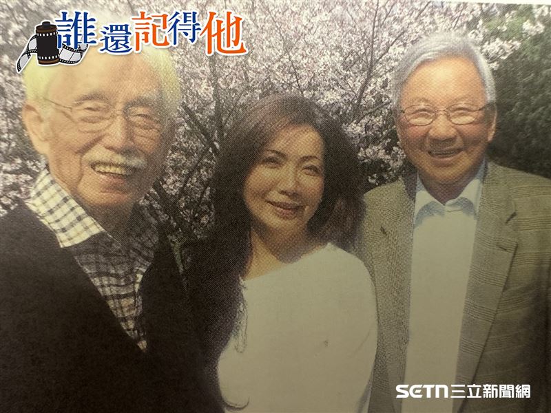 林尊賢與辜寬敏及其夫人王美琇合影。林尊賢透露，他私底下都稱呼辜寬敏為「寬敏先（Kuan-min San）」，因為兩人都曾受過日本教育，交談時慣用日語，更能傳達語境中的真誠與默契。對他而言，辜寬敏不僅是位仙風道骨的紳士，更是毫不偽善、無話不談的知己，這份超越政治名號的純粹友誼，成了兩人生命黃昏中最珍貴的支柱。（圖／記者張雅筑翻攝）