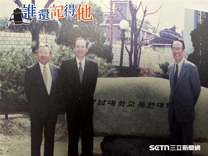 林尊賢高齡71歲時仍是我國外交官，當時他派駐韓國擔任代表，堪稱外交部當時「最老的」前線戰將。在他長達46年的外交生涯中，足跡遍及7國8地，更曾親歷台韓斷交等關鍵時刻。圖為時任外交部政務次長的高英茂（圖右一）訪韓，時任駐韓代表林尊賢（圖左一）陪同；圖中則是韓國主管南北事物的部長。（圖／記者張雅筑翻攝）