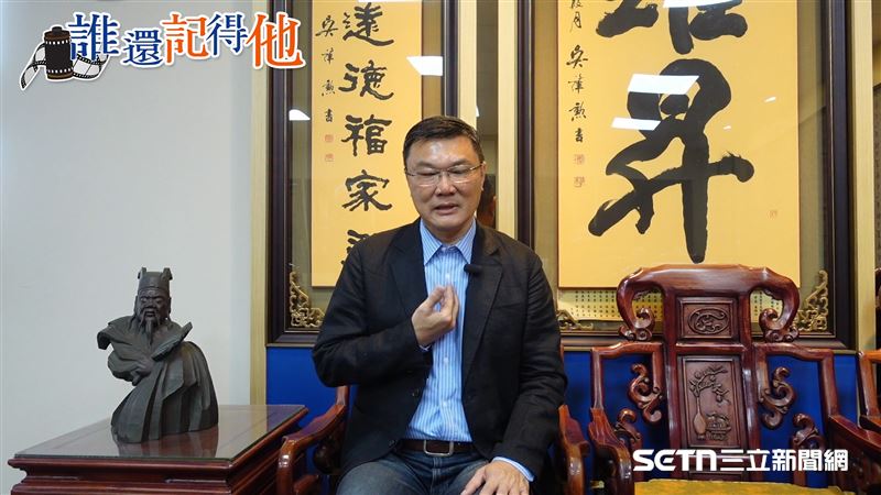 現任鹿港鎮長許志宏談及「辜老」辜寬敏，感性形容他不僅是政壇長輩，更是鹿港的「活字典」與人生導師。許志宏回憶兩人常在公所暢談數小時，辜老那份「逆風蒼鷹」的硬骨氣與「飲水思源」的重情性格，深受鎮民敬重。（圖／記者張雅筑攝）