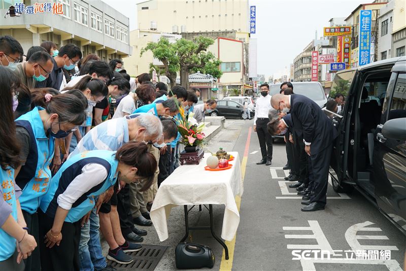 辜寬敏過世後，家屬遵循其落葉歸根的遺願，安排骨灰返回故鄉。和其父母辜顯榮夫婦一樣，他選擇在鹿港這片孕育辜家崛起的土地上，與先祖長眠。當日車隊繞行天后宮與大和厝等地，鄉親夾道淚送，象徵著這位搏擊一生的「逆風蒼鷹」終於卸下戰袍，圓滿了跨越兩代的承諾。鹿港鎮公所員工在鎮公所廣場送別辜寬敏，辜老家屬也鞠躬表達感謝。（圖／鹿港鎮公所授權提供）