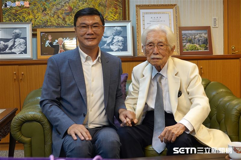 許志宏分享，辜家有個特別的「認親」傳統：若鄉親上門求援，需流利背誦出長達30多句的〈鹿港普渡歌〉，並輔以正宗鹿港腔。這首詳細記載街道與習俗的長歌，是外地人模仿不來的「通關密語」。對辜寬敏而言，這不僅是給予援助的依據，更是對「同根生」最純粹的守護。（圖／鹿港鎮公所授權提供）