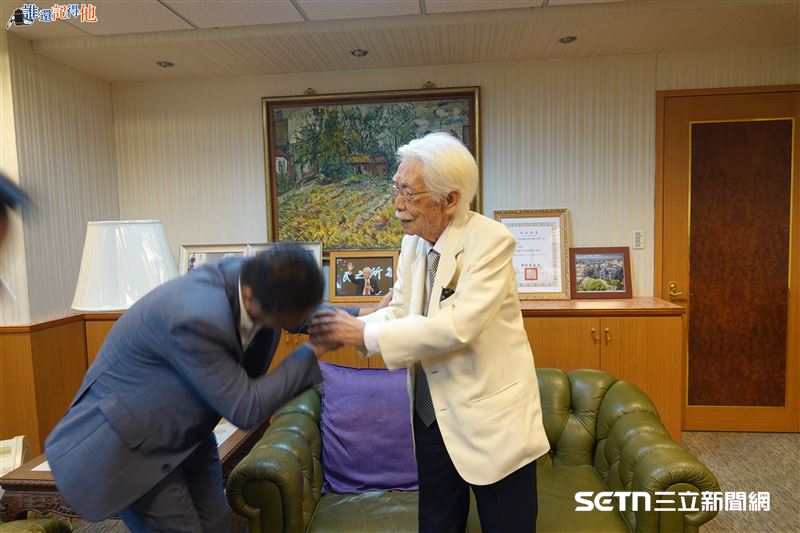 圖為鹿港鎮長許志宏北上拜訪辜寬敏，談及自己眼中的「辜老」，許感性表示，辜老對家訓「飲水思源」的執著，以及對後輩的提攜，完美詮釋了鹿港人硬頸卻重情的骨氣，是他心中永遠的人生導師與榜樣。（圖／鹿港鎮公所授權提供）