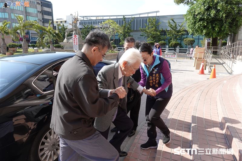 2021年是辜寬敏最後一次親自回鹿港家鄉發紅包，即便當時身軀已顯瘦弱，他仍守著與鄉親的約定。雖然2022年因病重遺憾無法成行，改由基金會代為執行，但直到病逝前，他始終心繫著那份「不可以忘記鹿港」的家訓。（圖／鹿港鎮公所授權提供）