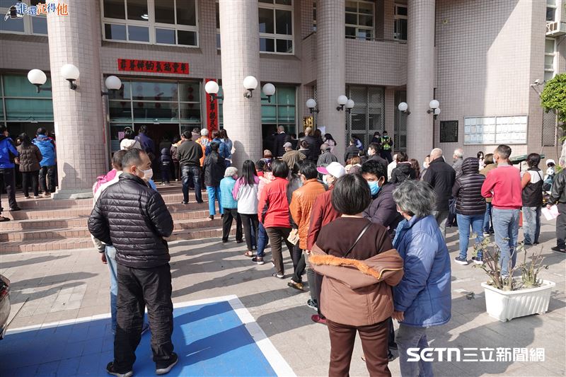 辜寬敏在晚年時，毅然完成父親辜顯榮交代的遺願，也就是「辜家的錢是台灣人的錢，最後要還給台灣人」。所以他連續9年回饋辜家故鄉「鹿港」，發放紅包、慰問金給弱勢鄉親，據鹿港鎮公所統計，總金額破6千多萬近7千萬。（圖／鹿港鎮公所授權提供）