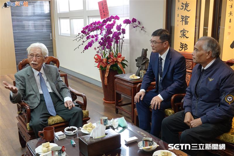 鹿港鎮長許志宏表示，上任後每逢辜老回鄉，對方定會撥冗拜訪鎮公所，兩人一開話匣子便能暢談超過三小時。這段忘年之交的對話，往往圍繞著鹿港的點滴與未來，對許志宏而言，辜老不僅是提供寶貴意見的「活字典」，更是以身作則的榜樣。（圖／鹿港鎮公所授權提供）