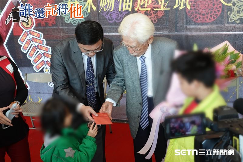 辜寬敏晚年謹遵父親辜顯榮「取之於台灣，還之於台灣」的遺言，長達9年將家產回饋鹿港鄉親，其中連續8年，他更親自在歲末寒冬踏上故土，發放紅包給當地弱勢與邊緣戶。即便當時已年屆高齡，每一步路都需要旁人攙扶、步履緩慢，但辜寬敏始終堅持親手遞上這份溫暖。那微顫的雙手與筆挺的白西裝，展現了他對故鄉最深沉的愛；他不僅是在發放紅包，更是用最後的氣力，躬身實踐對父親與這片土地的終身承諾。（圖／鹿港鎮公所授權提供）