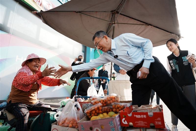 黃國昌卸任立委倒數之際，柯文哲接任民眾黨國家治理學院院長，重返黨職續掌白營主導權。（民眾黨提供）