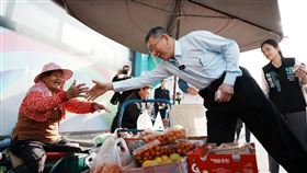 黃國昌卸任立委倒數之際，柯文哲接任民眾黨國家治理學院院長，重返黨職續掌白營主導權。（民眾黨提供）