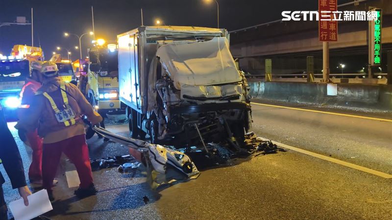 初步了解，肇事小貨車駕駛，疑行駛時使用手機，未注意車前狀況，撞擊曳引車釀禍。（圖／翻攝畫面）