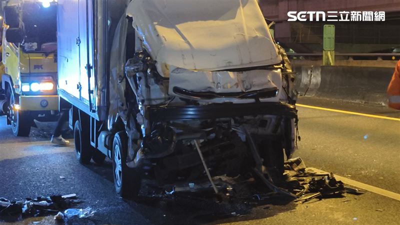 國道恐怖事故!車撞成廢鐵…駕駛一度受困