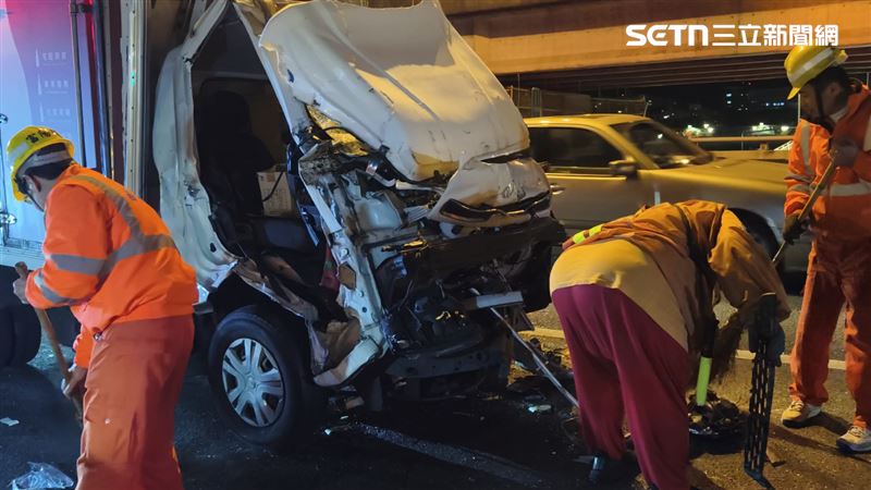 肇事小貨車駕駛座嚴重毀損，駕駛一度受困。（圖／翻攝畫面）