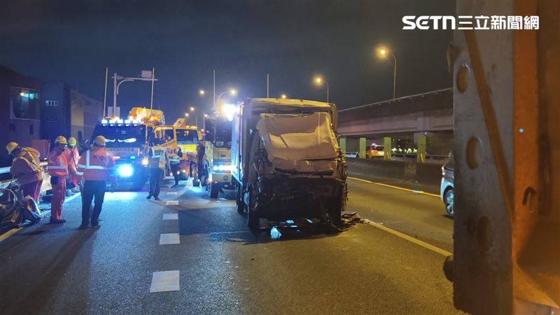 國道1號北向22公里處，台北市圓山路段，昨天（28日）深夜，發生嚴重車禍。（圖／翻攝畫面）