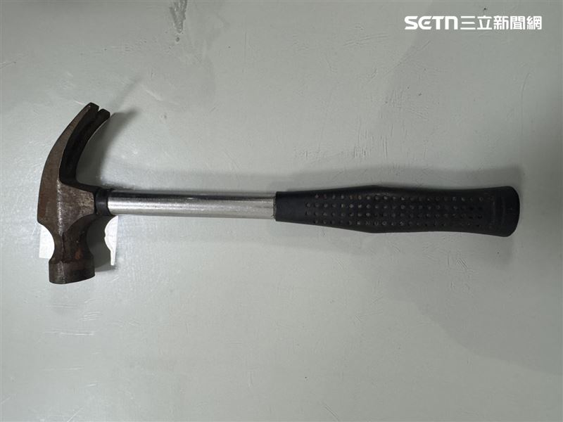 林翁行兇的榔頭。（圖／翻攝畫面）