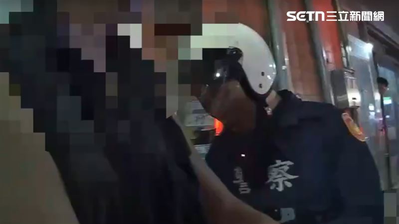 新北市蘆洲區長安街巷內昨天（28日）深夜驚傳家暴案，70歲林姓老翁竟持折合鋸及榔頭在家中追砍前妻及2名女兒。（圖／翻攝畫面）