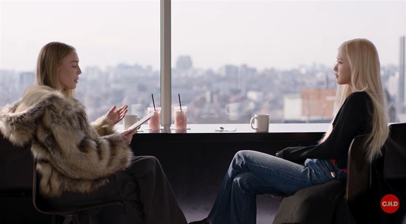 BLACKPINK成員Rosé(朴彩英)登上美國知名Podcast節目,接受主持人Alex Cooper訪問。(圖/翻攝自Call Her Daddy YT)