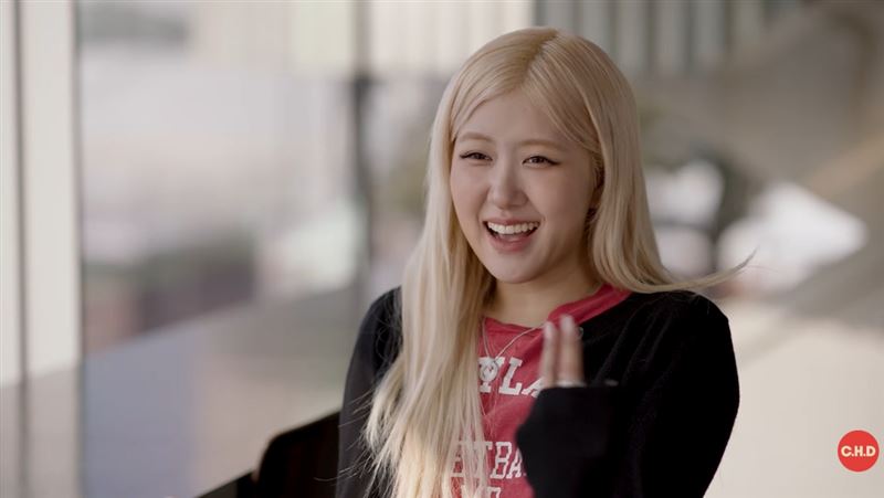 BLACKPINK成員Rosé(朴彩英)登上美國知名Podcast節目《Call Her Daddy》。(圖/翻攝自Call Her Daddy YT)