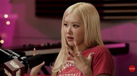 Rosé表示自己為了不被狗仔發現，曾長時間「變裝約會」。（圖／翻攝自Call Her Daddy YT）