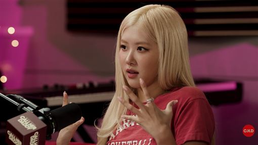 Rosé談戀愛躲狗仔扮老奶奶　爆被前任操控