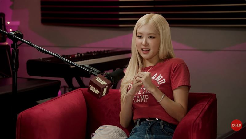 Rosé談及感情問題,一度情緒激動泛淚。(圖/翻攝自Call Her Daddy YT)