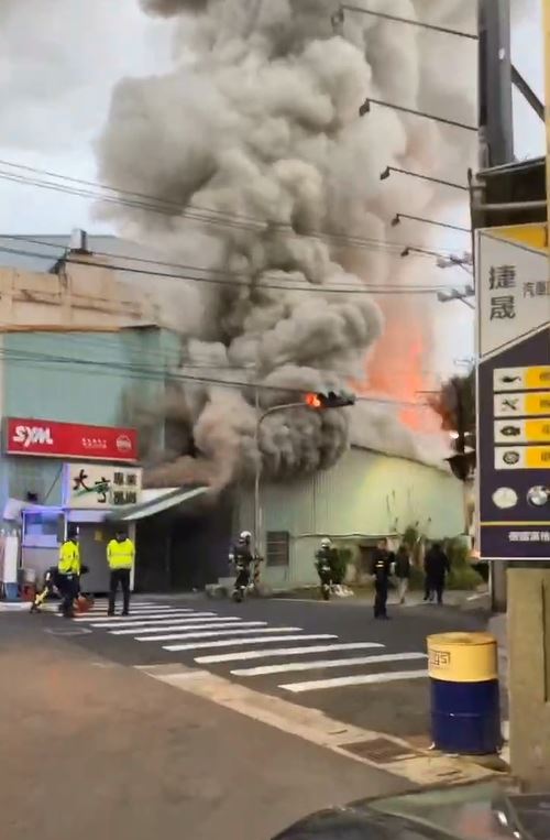 台中太平住宅火警，火勢一發不可收拾，延燒周邊鐵皮倉庫及建物。（圖／議員江和樹提供）