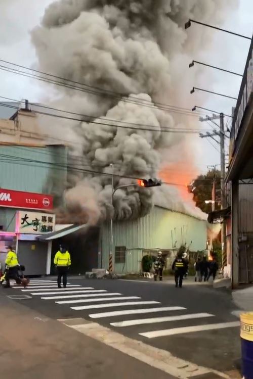 台中太平住宅火警，火勢一發不可收拾，延燒周邊鐵皮倉庫及建物。（圖／議員江和樹提供）