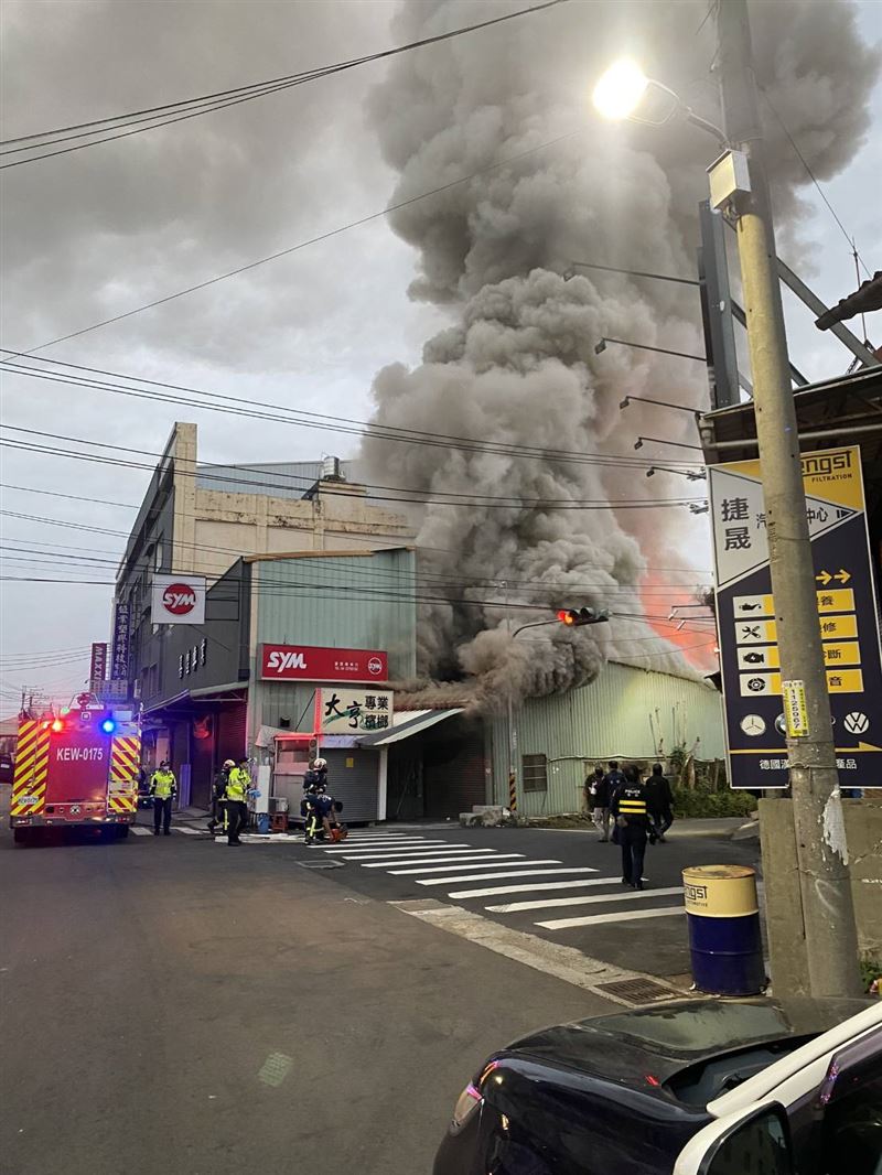 台中太平住宅火警，火勢一發不可收拾，延燒周邊鐵皮倉庫及建物。（圖／議員江和樹提供）