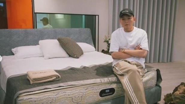 春風近日搭計程車時，被車內旋律與窗外雨景包圍，浪漫到一度「忘記規矩」，所幸司機即時提醒，讓這段插曲成了網友笑談的暖心日常。（圖／翻攝自春風IG）