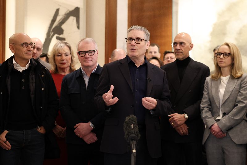 英國首相施凱爾（中）28日飛抵北京，在下榻飯店大廳對隨團訪中企業代表說，他們「正在創造歷史」。（英國首相府提供）