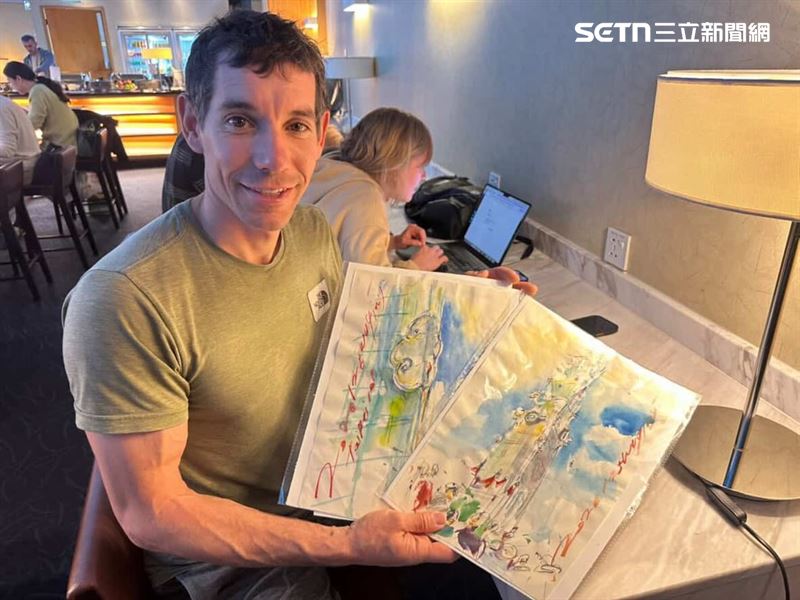 霍諾德收到吳沁頤畫作，並承諾會裱起來掛在家裡牆上。（圖／IG:wuqinyi77授權提供）