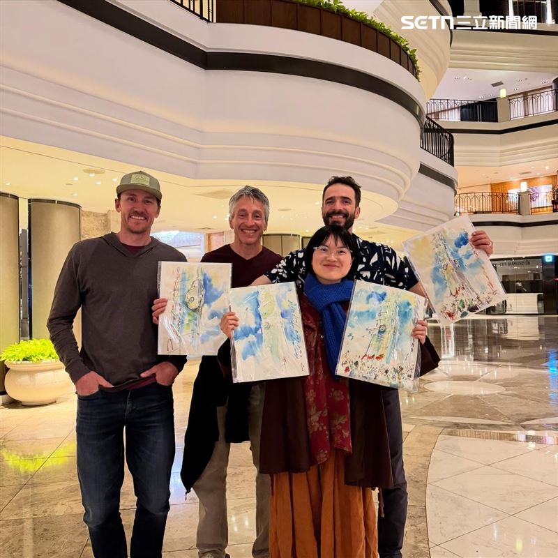 Netflix工作人員幫吳沁頤把作品交給霍諾德。（圖／IG:wuqinyi77授權提供）