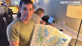 吳沁頤速寫霍諾德赤手獨攀台北101。（圖／IG:wuqinyi77授權提供）