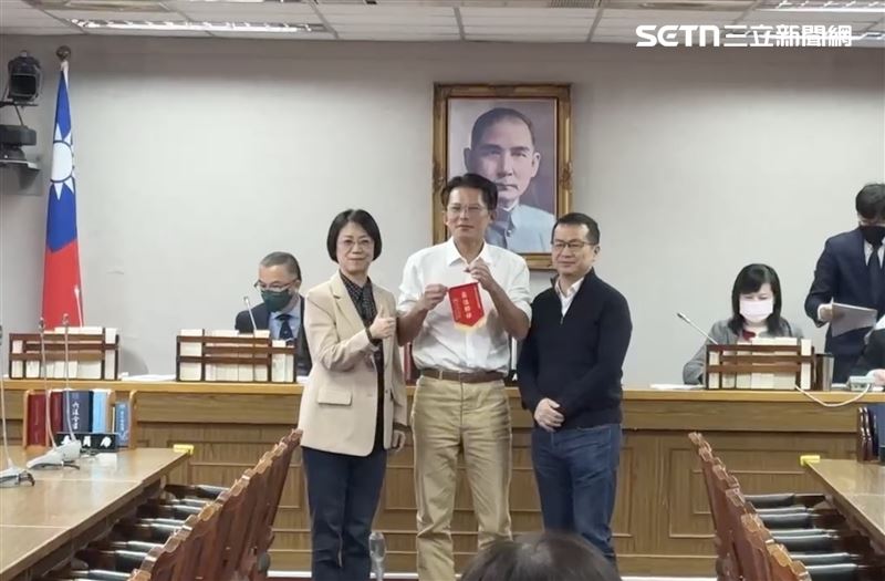 翁曉玲（左）頒發「最佳夥伴獎」錦旗給黃國昌（中）。（圖／翻攝畫面）