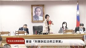 翁曉玲頒發「最佳夥伴獎」錦旗給黃國昌。（圖／翻攝自國會頻道） 