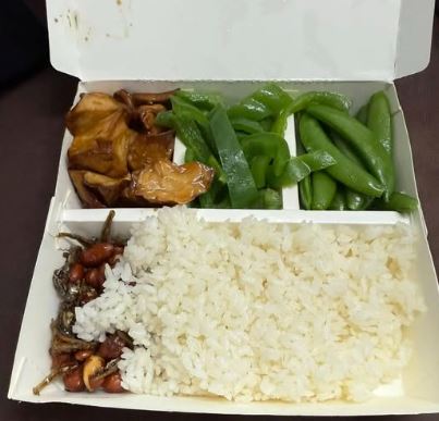 一名女子抱怨，她在某間清粥小菜店只夾了3樣配菜，加上一碗白飯，沒有任何主菜，結帳卻被收115元。（圖／翻攝自臉書爆料公社）