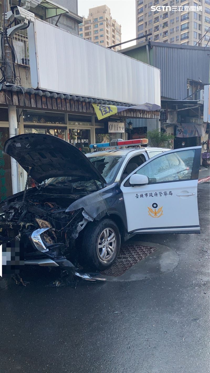 台北市北投分局長安派出所警車故障起火燃燒。（圖／翻攝畫面）