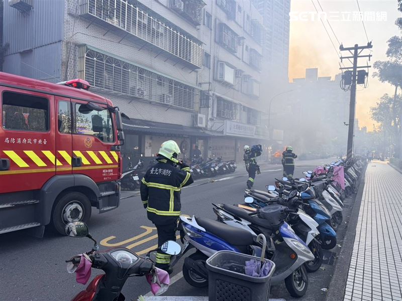 台北市北投分局長安派出所警車故障起火燃燒。（圖／翻攝畫面）
