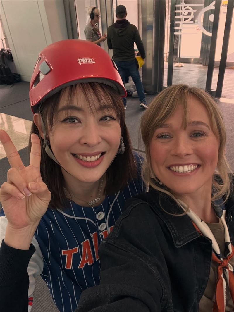 艾力克斯霍諾德(Alex Honnold)的老婆桑妮和賈永婕合照。(圖/翻攝自IG @sannimccandless)