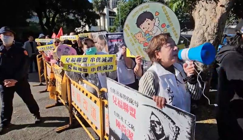 時任兒福聯盟社工的陳尚潔，被認為有重大疏失，導致剴剴遭虐死，民眾於北院外舉牌抗議。（圖／翻攝畫面）