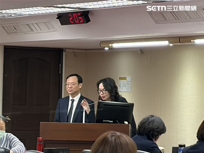 健保署長陳亮妤（右）回應春節醫療整備情形。（圖／記者簡浩正攝影）