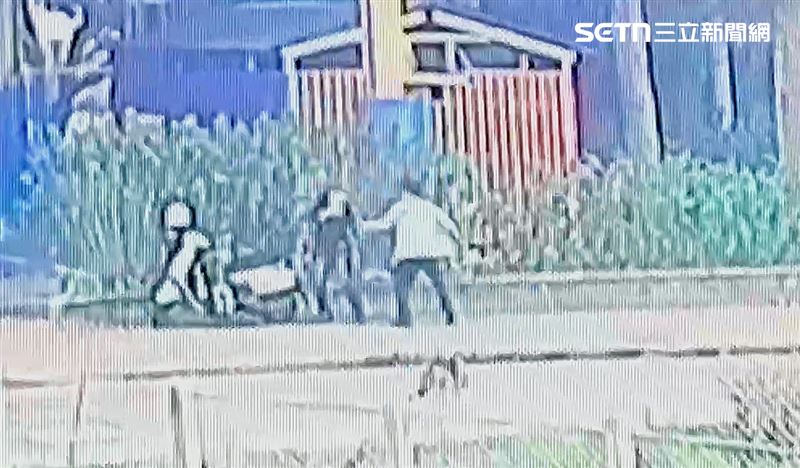 男子拿出預藏尖刀，朝婦人頸部用力揮砍。(圖／翻攝畫面)