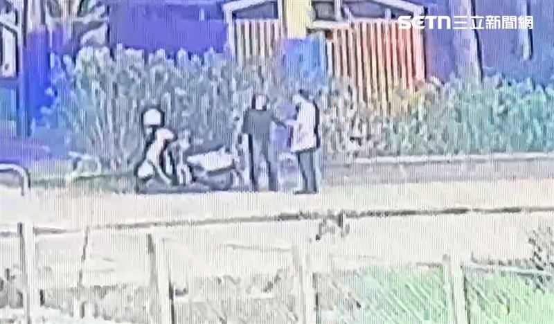 63歲土風舞李姓女老師，準備到公園教課時，遭張男持刀瘋砍8刀，頸部受創血流如注。（圖／翻攝畫面）