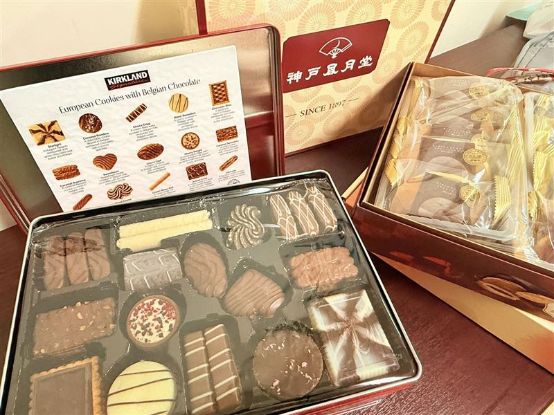 一名網友開箱科克蘭的綜合巧克力禮盒，直呼很有份量，送禮有面子。（圖／臉書社團「好市多商品資訊分享」）